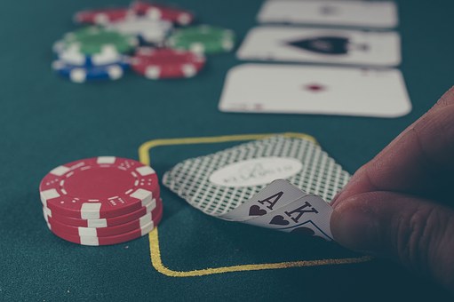 Spillekort på pokerbord