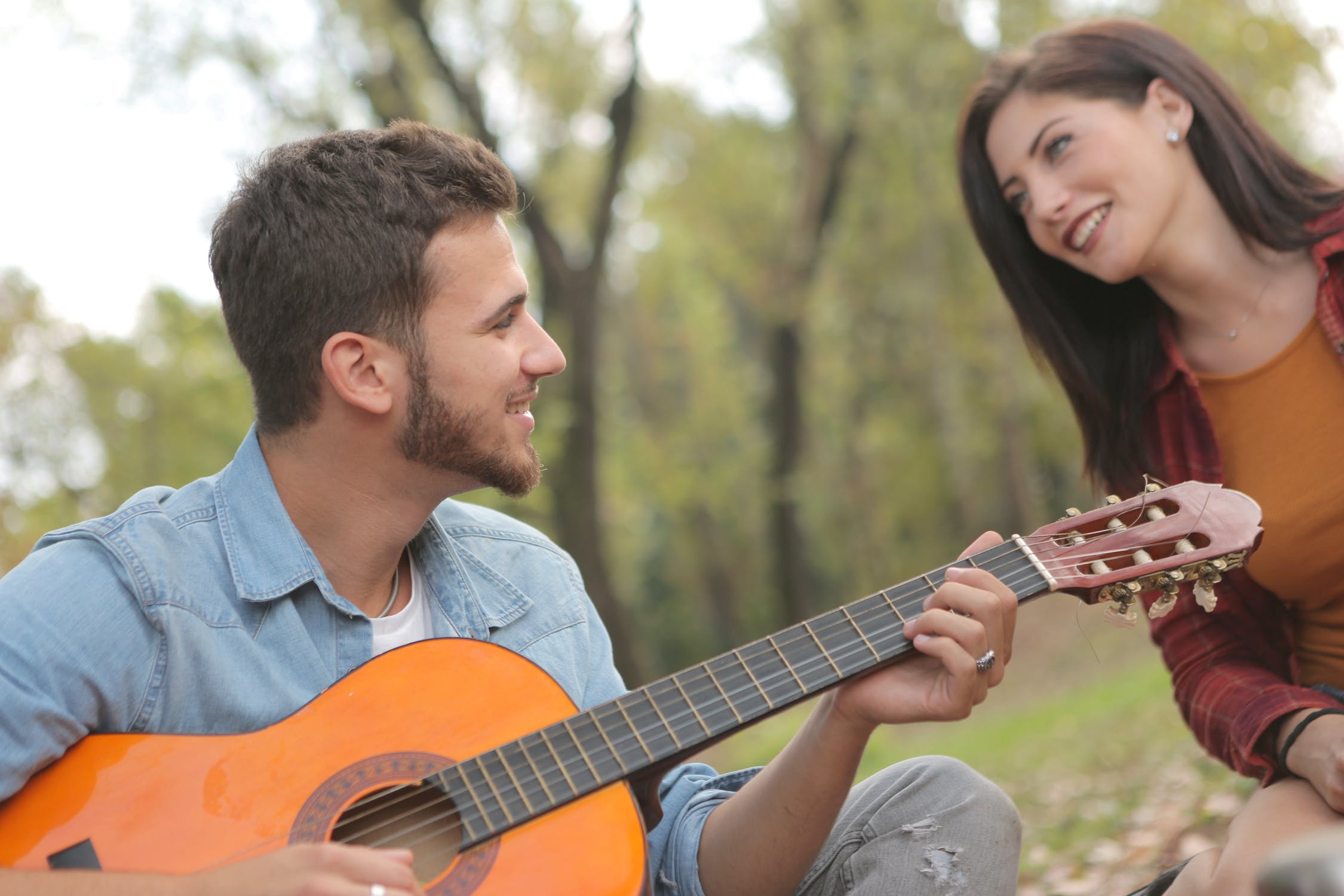 Mand spiller guitar for kvinde