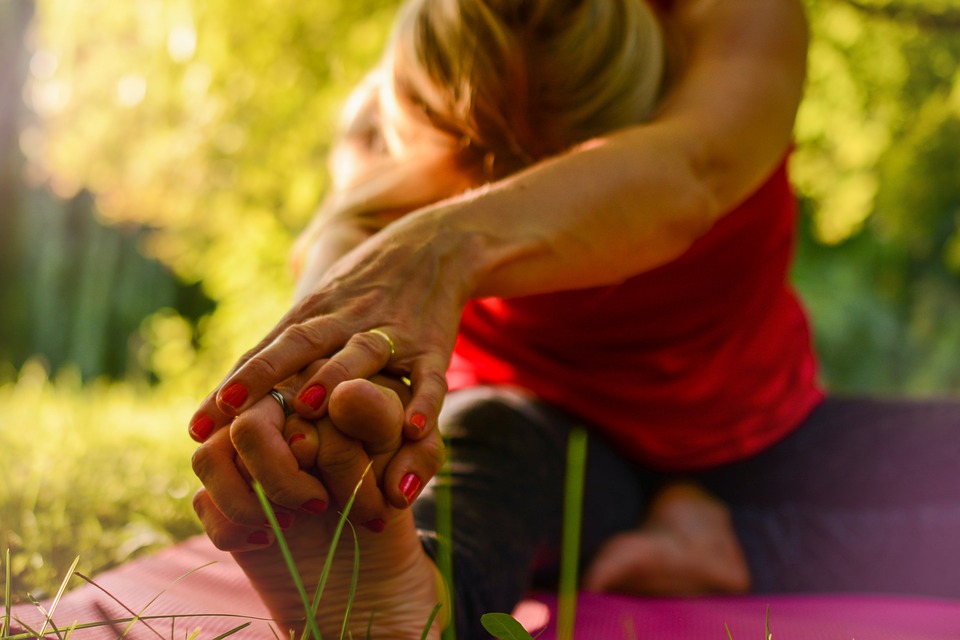 Kvinde dyrker yoga